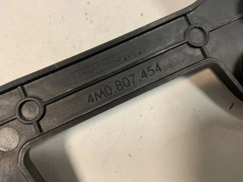 Aizmugurējā bufera turētājs 4M0807454