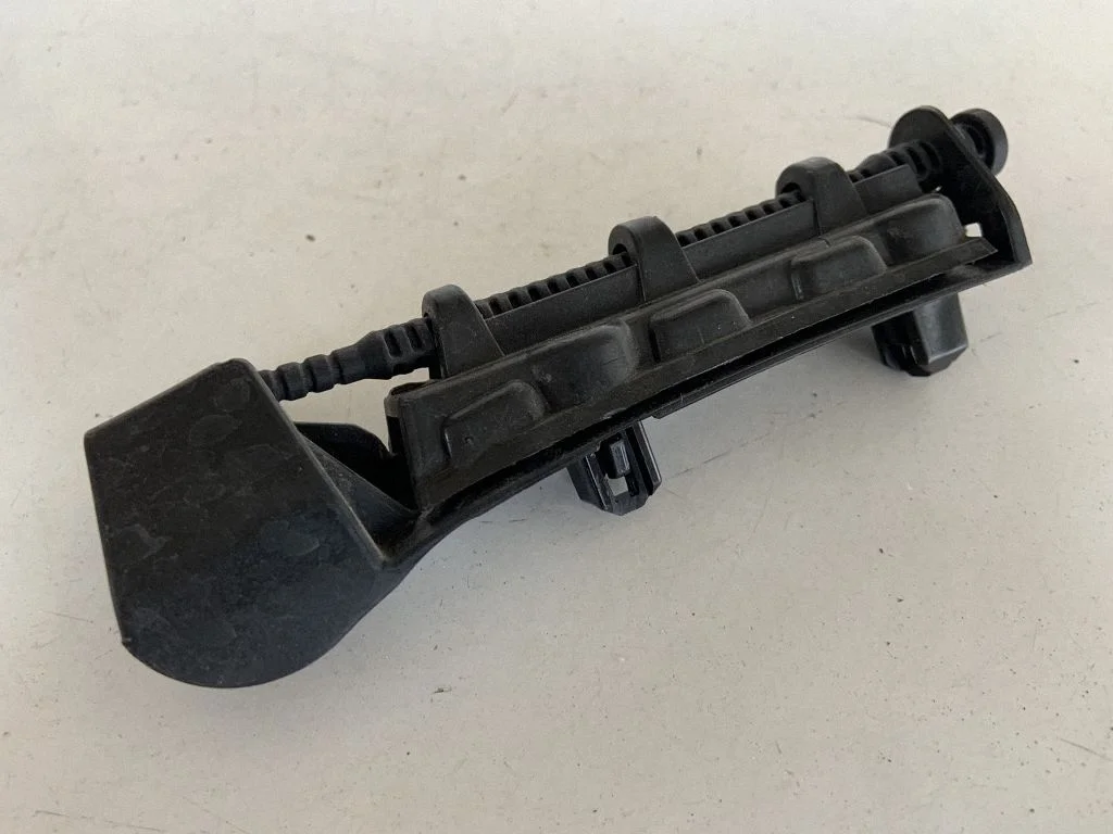 Rear bumper mounting bracket 4G5807890