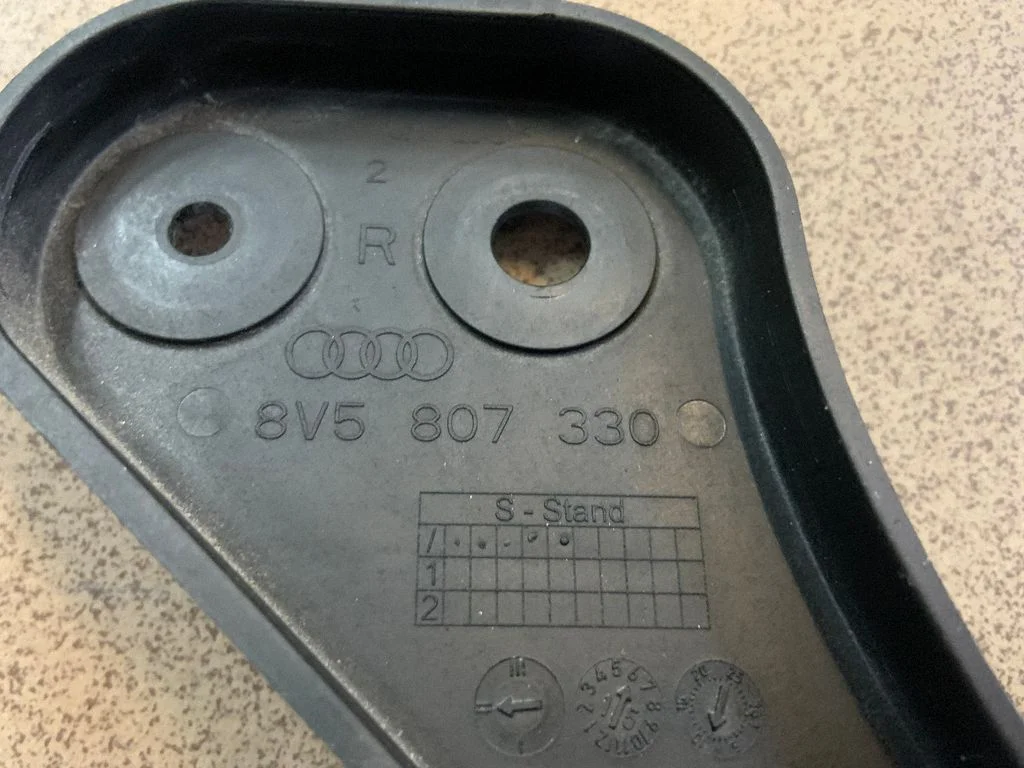 Rear bumper mounting bracket 8V5807330