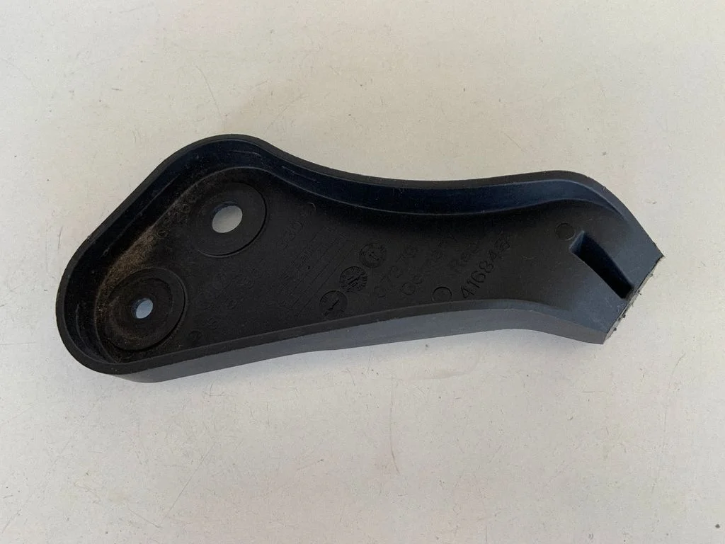 Rear bumper mounting bracket 8V5807330