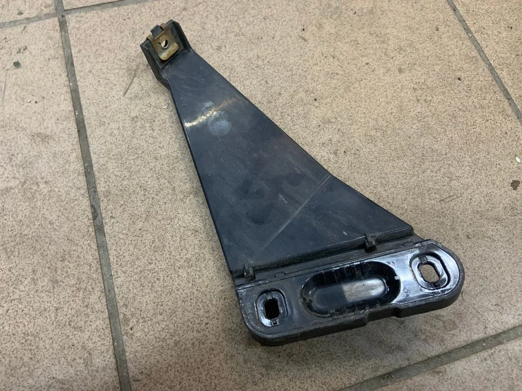 Rear bumper mounting bracket A1568850814