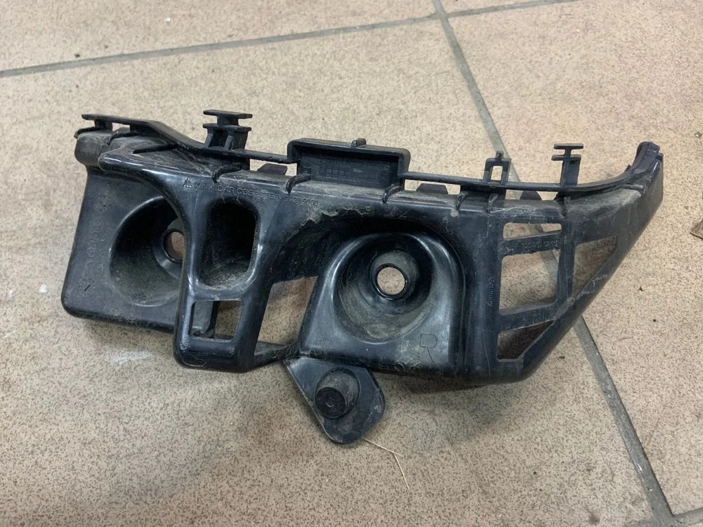Rear bumper mounting bracket A1568850265