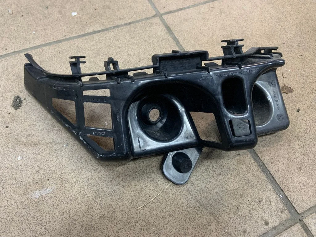 Rear bumper mounting bracket A1568850165
