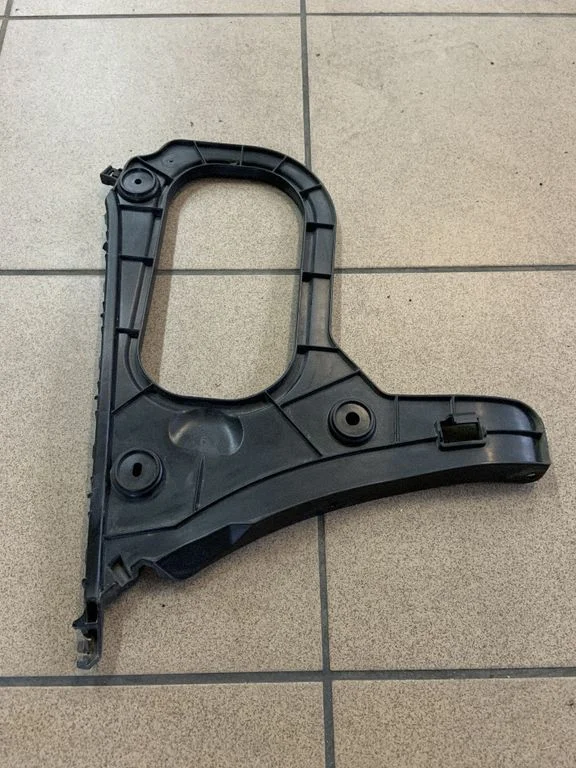 Rear bumper mounting bracket 8V5807378