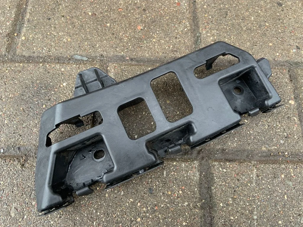 Rear bumper mounting bracket 7P5807484B