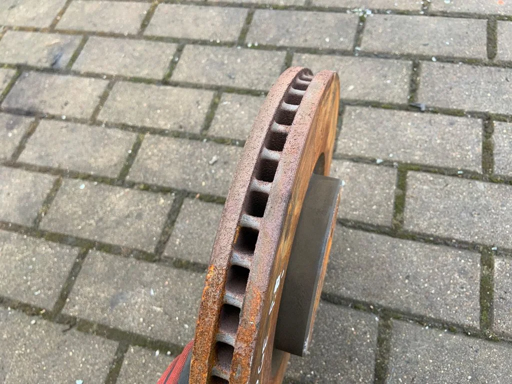 Front brake disc – front right