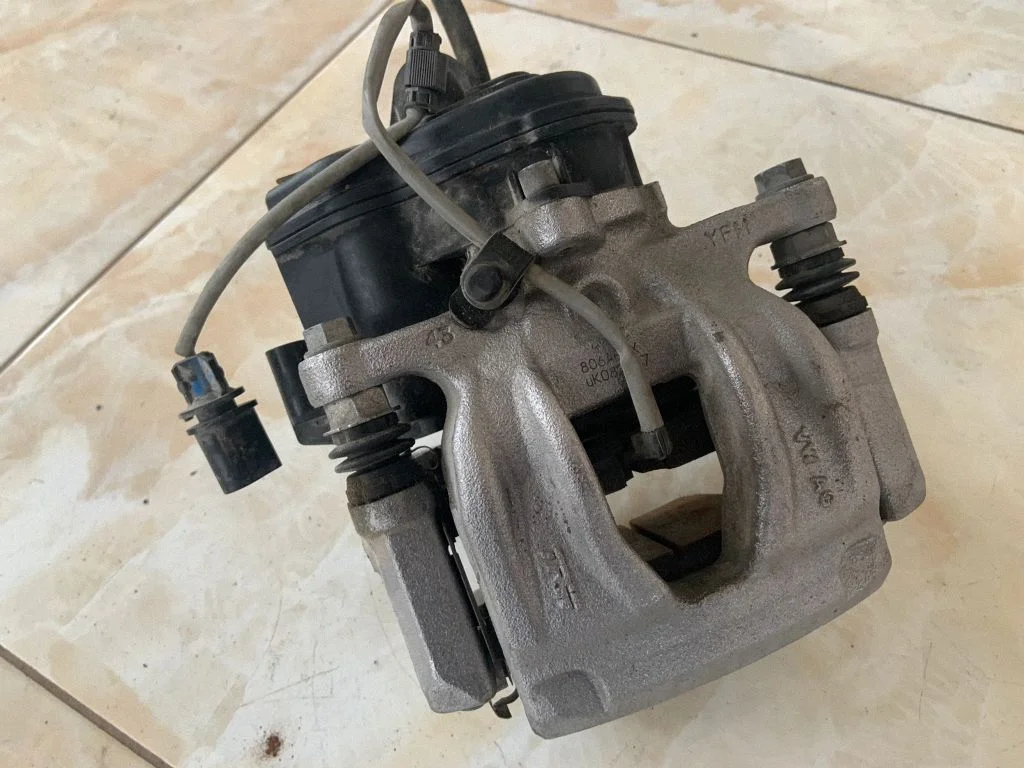 Aizmugurējais bremžu suports 80A615406AR