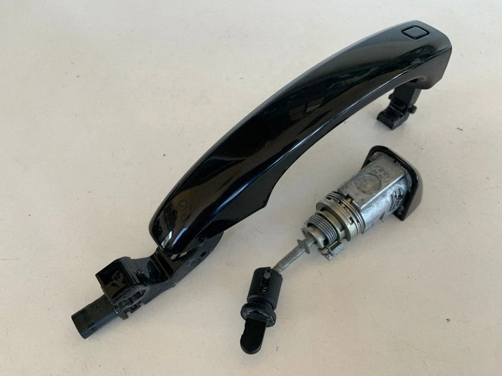 Front door exterior handle 8T0837205A