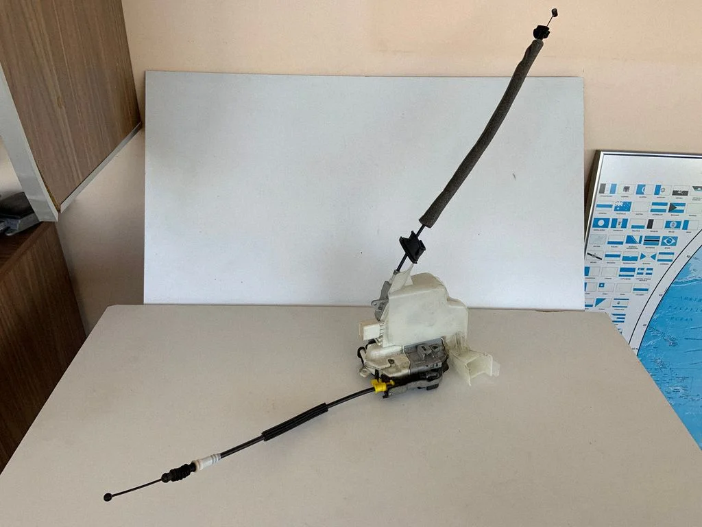 Front door lock 8J1837015D