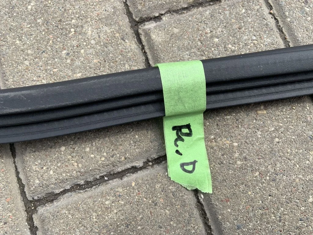 Priekšējo durvju blīvgumija (uz virsbūves) 80A831721