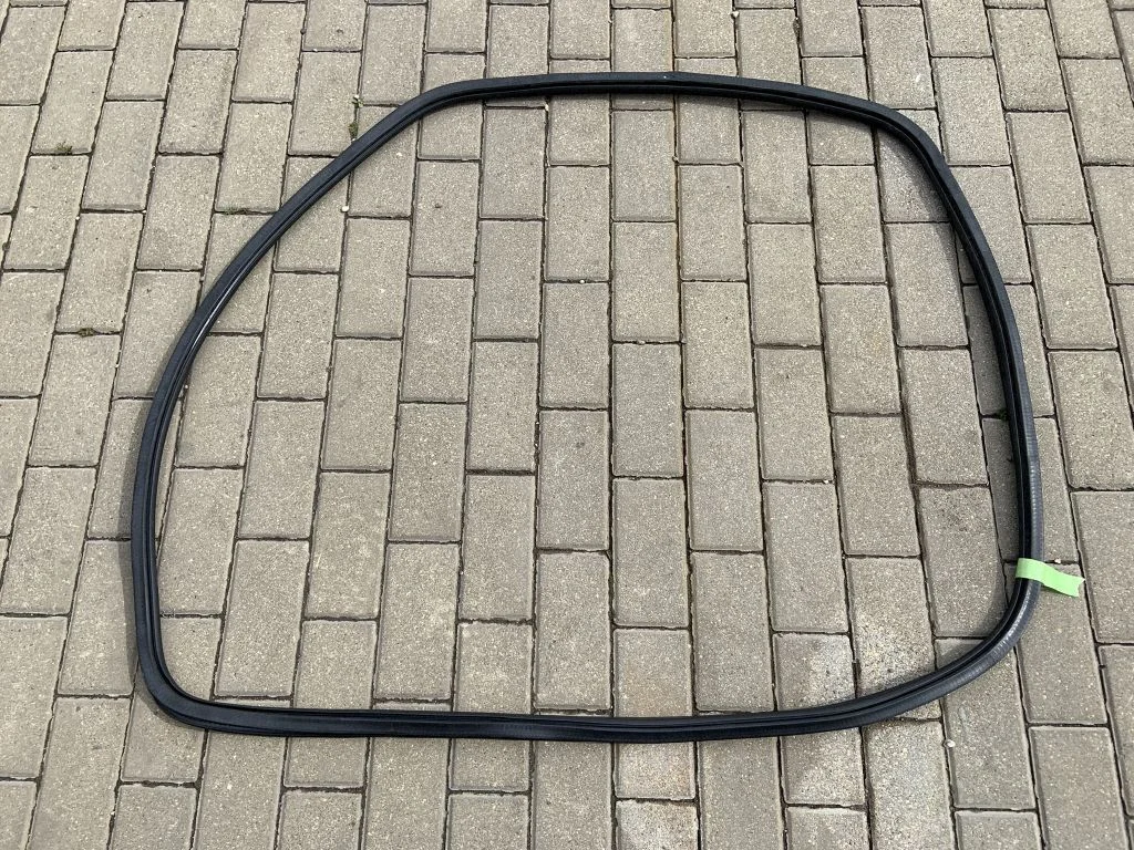 Priekšējo durvju blīvgumija (uz virsbūves) 80A831721