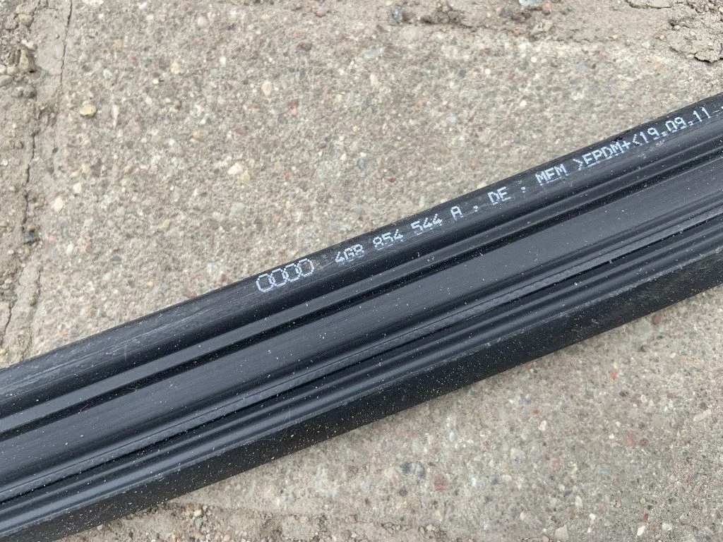 Priekšējo durvju blīvgumija (uz virsbūves) 4G8854544A