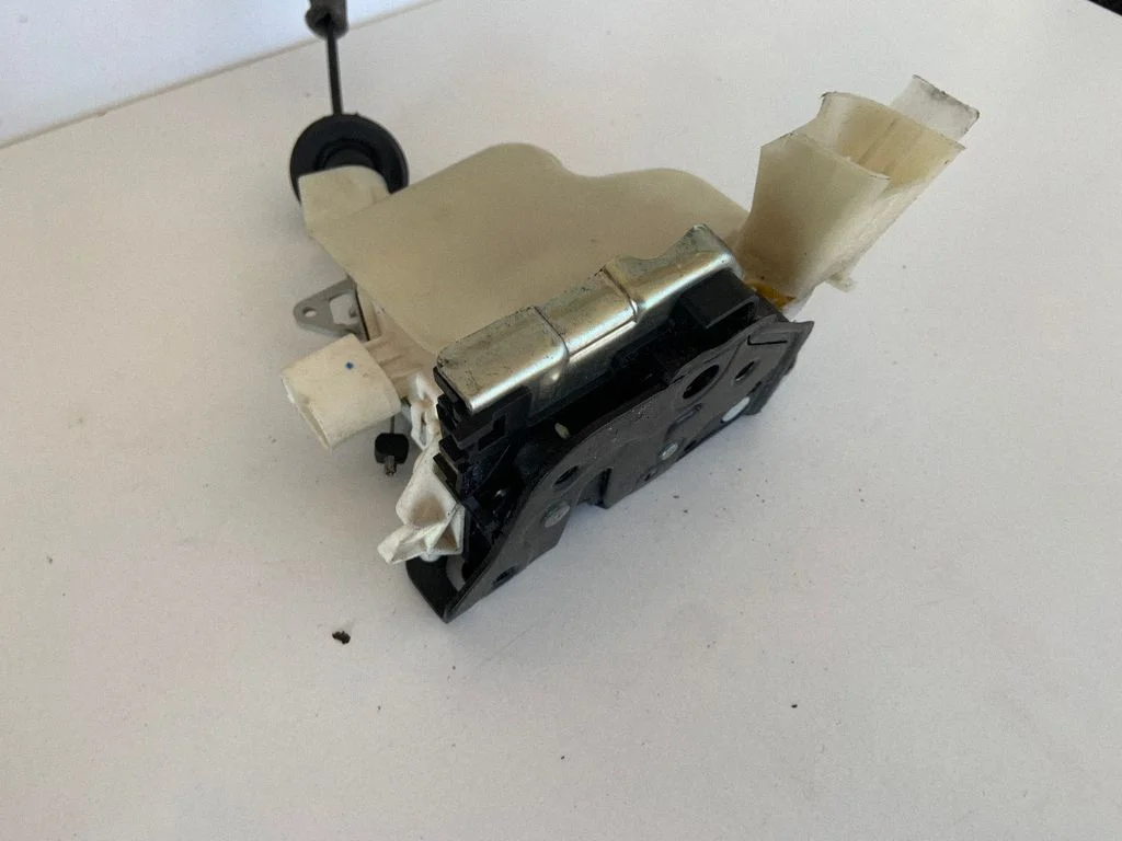 Front door lock 8J1837015D