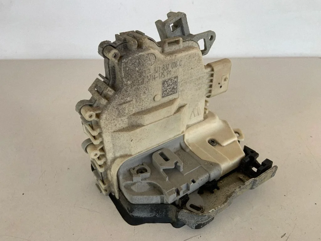 Front door lock 8J1837016C