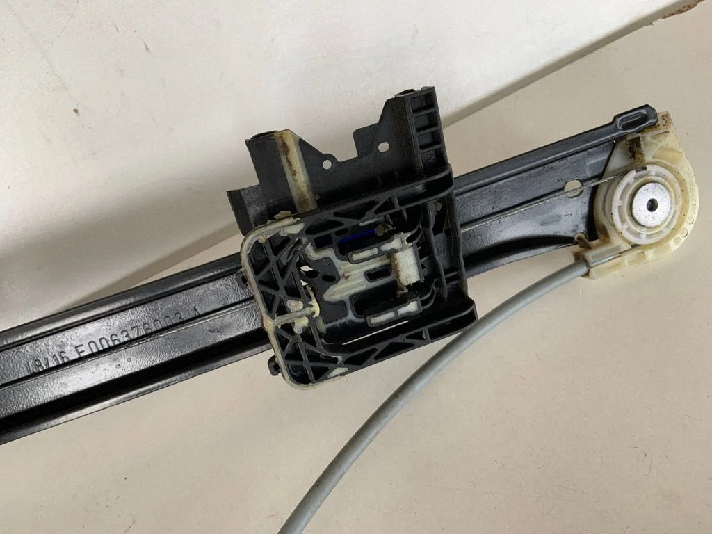 Priekinis el. lango pakėlimo mechanizmas be varikliuko