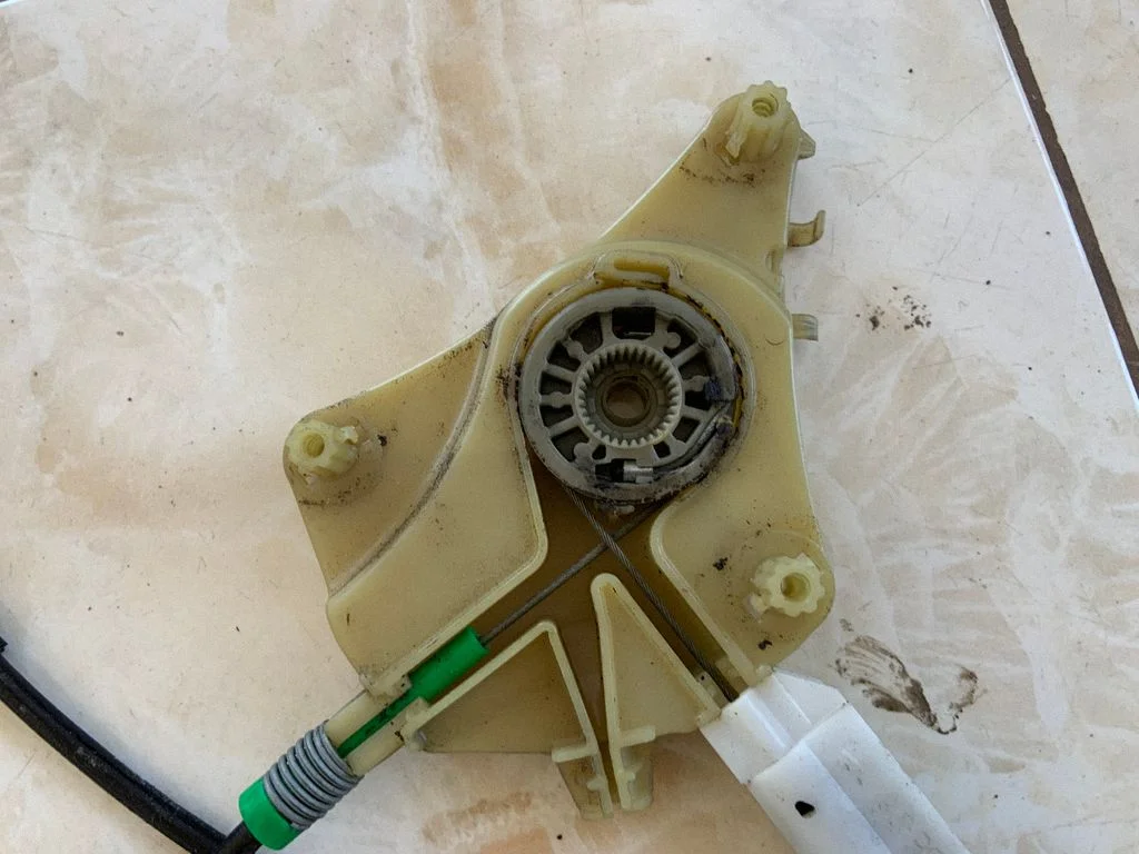 Priekinis el. lango pakėlimo mechanizmas be varikliuko