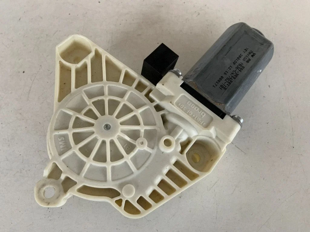 Priekšējā loga pacēlāja motoriņš 5Q4959801B
