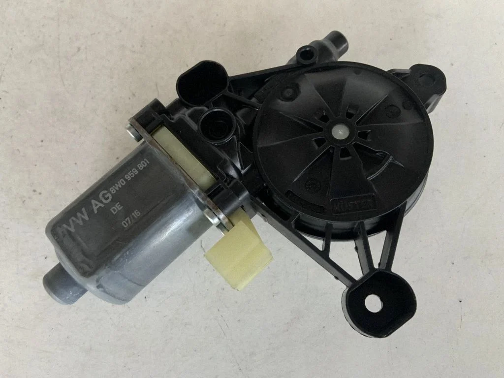 Priekšējā loga pacēlāja motoriņš 8W0959801