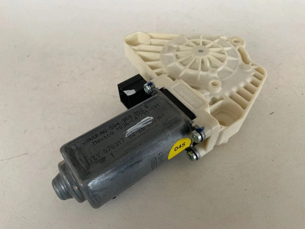 Priekšējā loga pacēlāja motoriņš 5Q4959802B