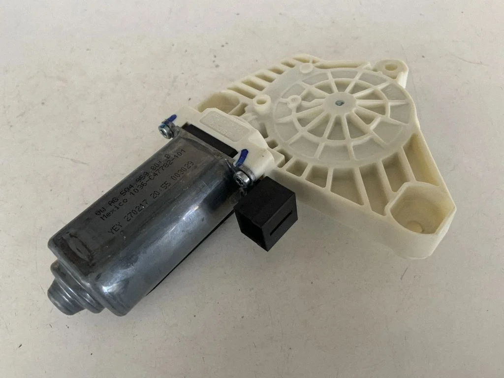 Priekšējā loga pacēlāja motoriņš 5Q4959801B