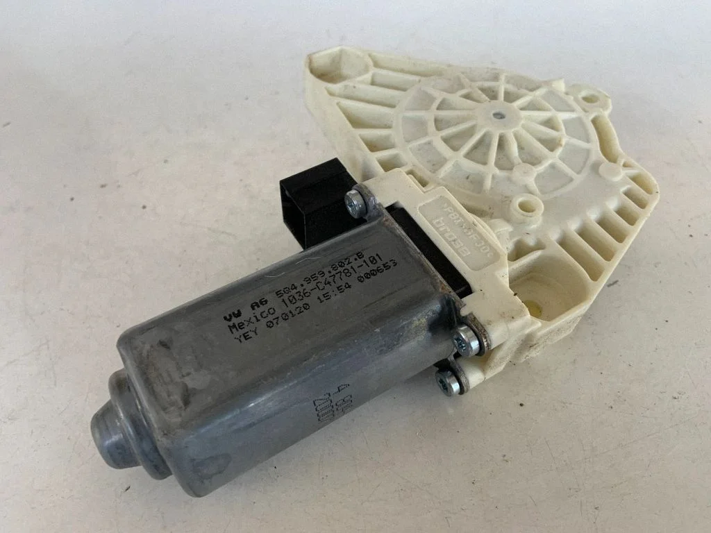 Priekšējā loga pacēlāja motoriņš 5Q4959802B