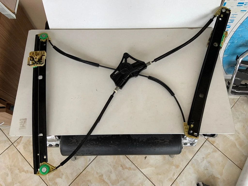 Priekinis el. lango pakėlimo mechanizmas be varikliuko