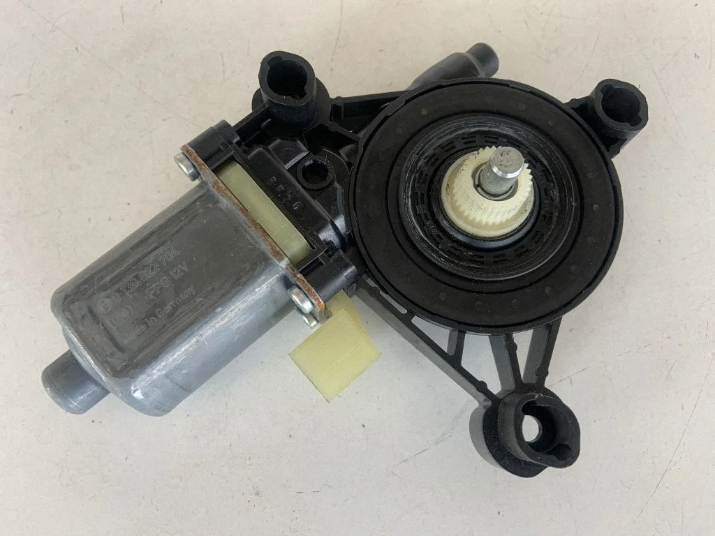 Priekšējā loga pacēlāja motoriņš 8W0959802