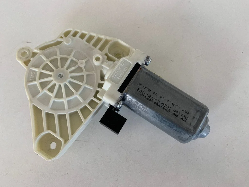Priekšējā loga pacēlāja motoriņš 5Q4959802B
