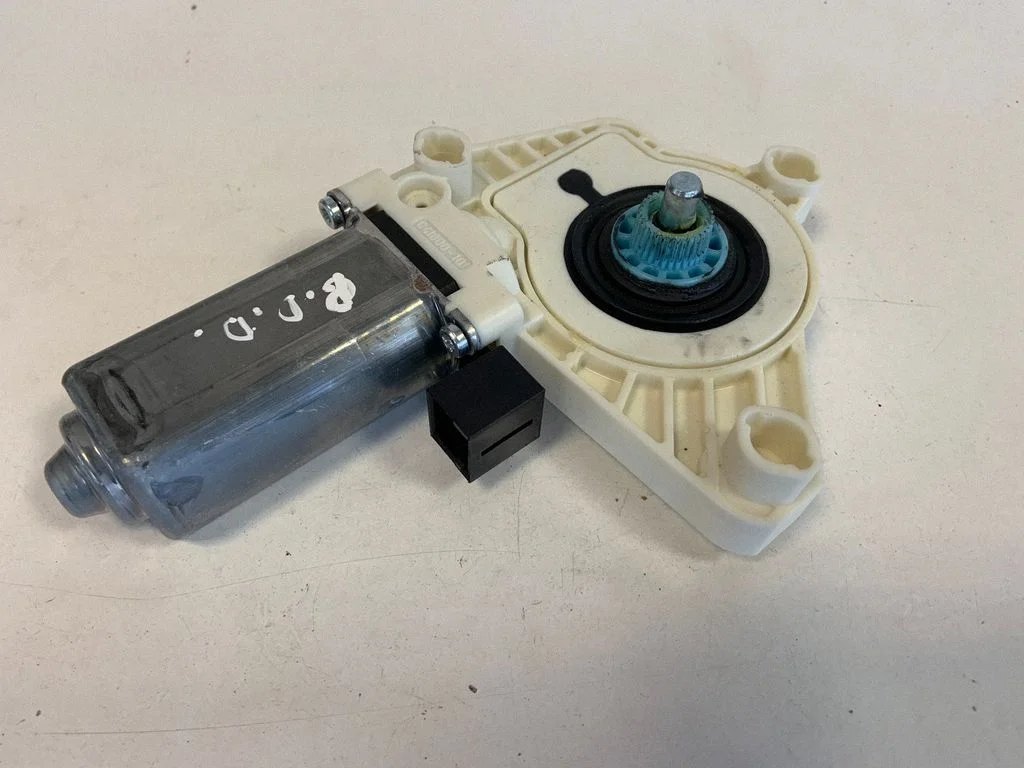 Priekšējā loga pacēlāja motoriņš 5Q4959802B