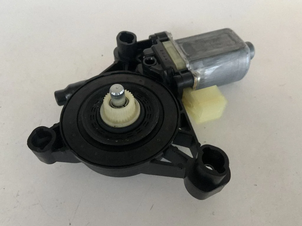 Priekšējā loga pacēlāja motoriņš 8W0959802