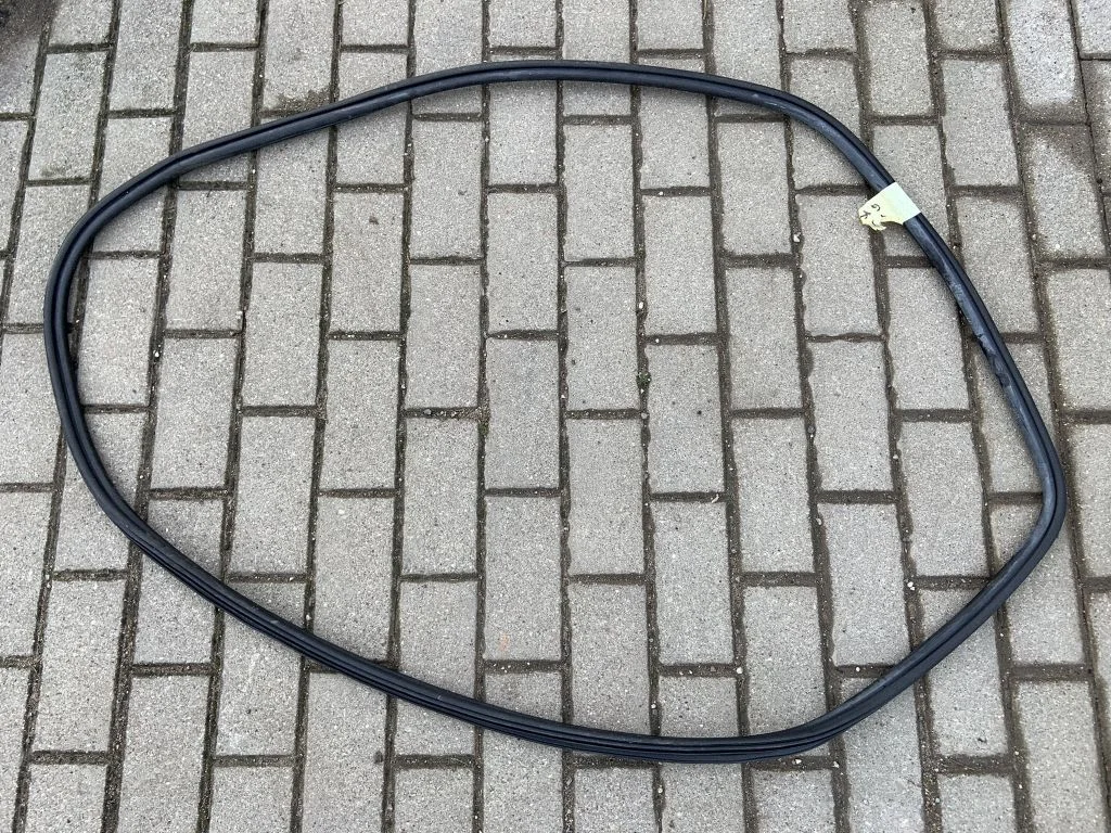 Uszczelka drzwi tylnych (na karoserii) 8R0833721D
