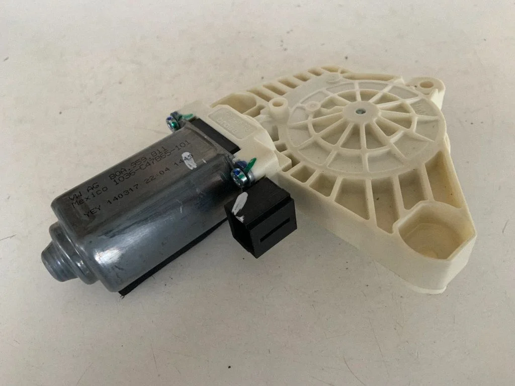 Aizmugurējā loga pacēlāja motoriņš 80A959811