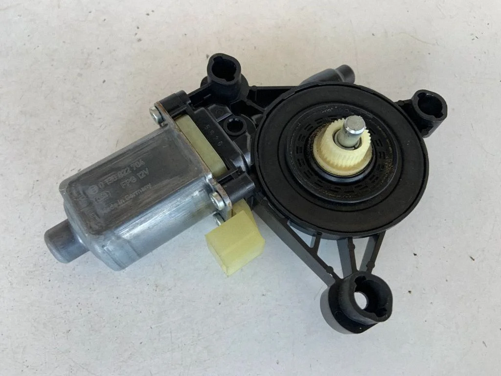 Aizmugurējā loga pacēlāja motoriņš 8W0959802