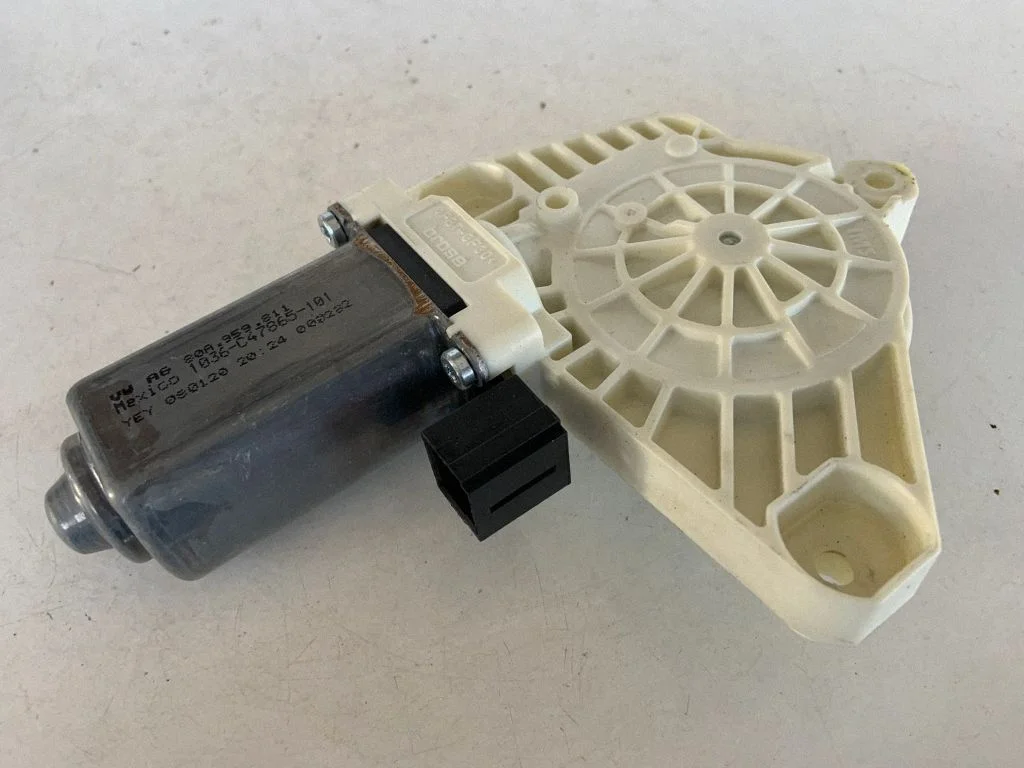 Aizmugurējā loga pacēlāja motoriņš 80A959811