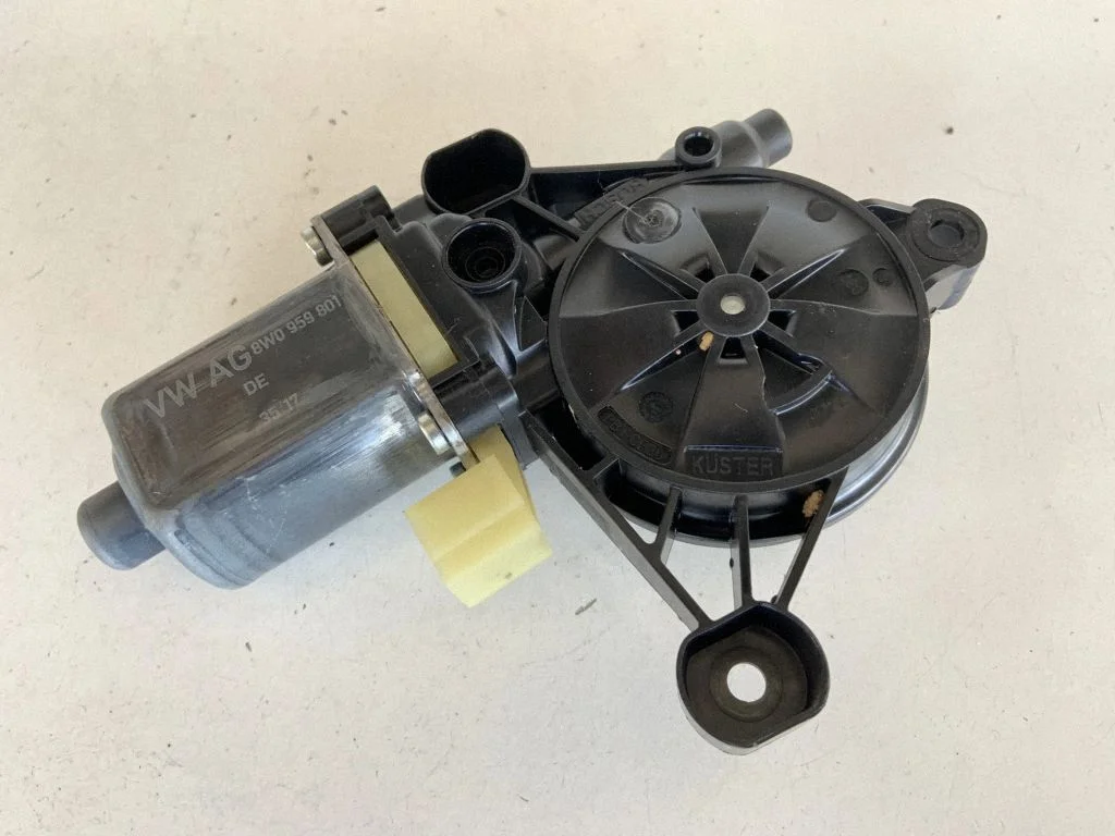 Aizmugurējā loga pacēlāja motoriņš 8W0959801