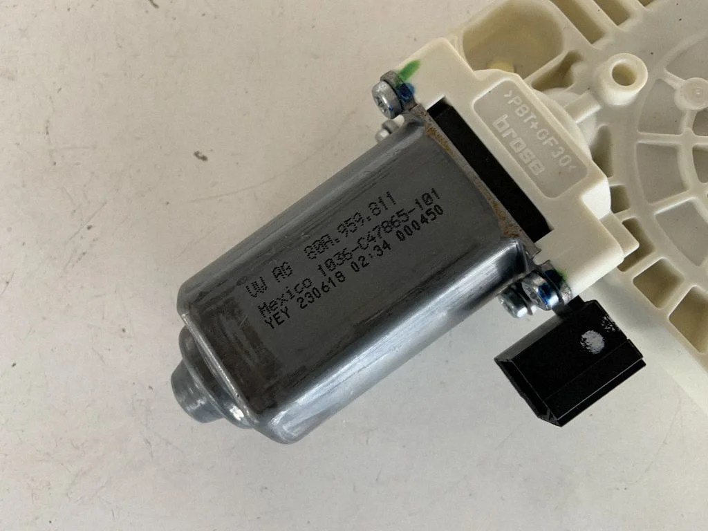 Aizmugurējā loga pacēlāja motoriņš 80A959811