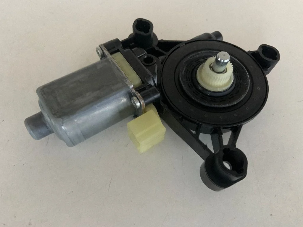 Aizmugurējā loga pacēlāja motoriņš 8W0959802