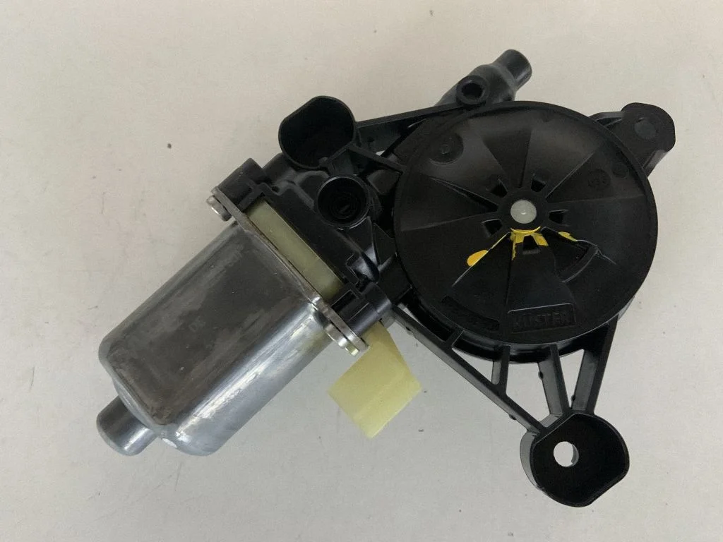Aizmugurējā loga pacēlāja motoriņš 8W0959801