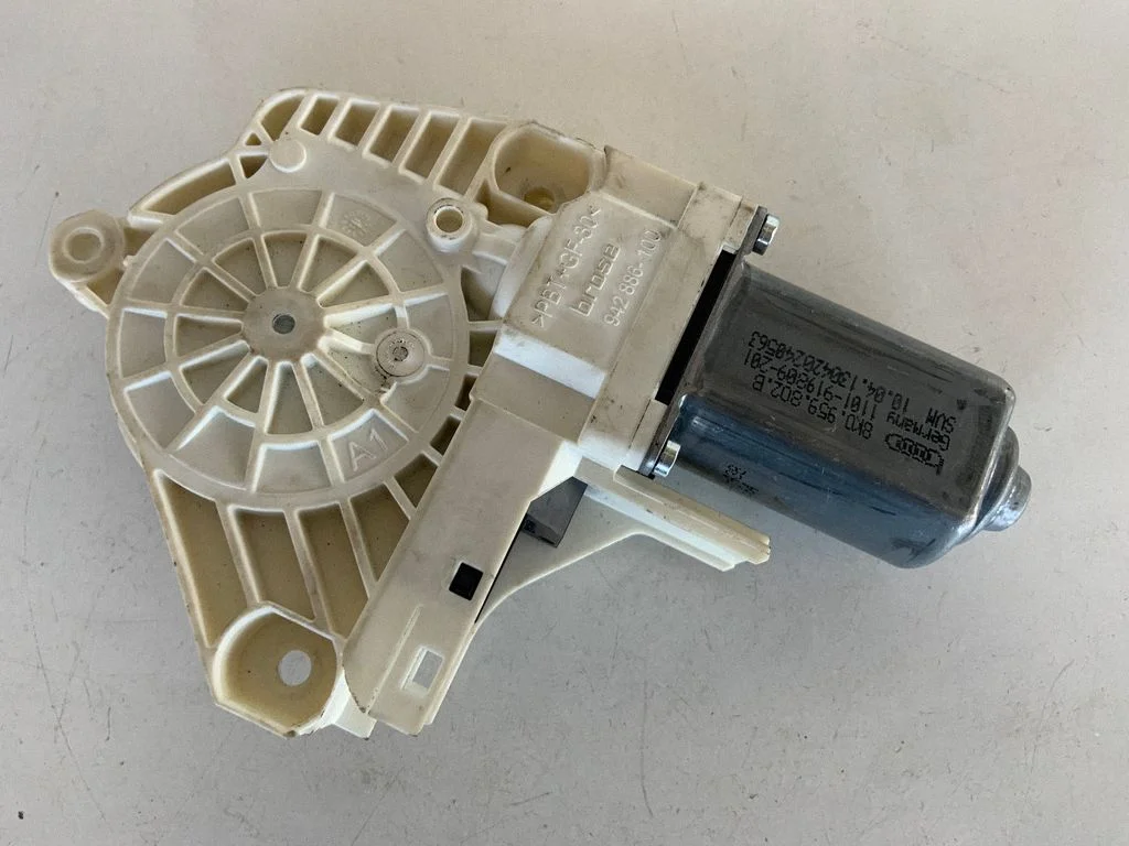 Aizmugurējā loga pacēlāja motoriņš 8K0959802B
