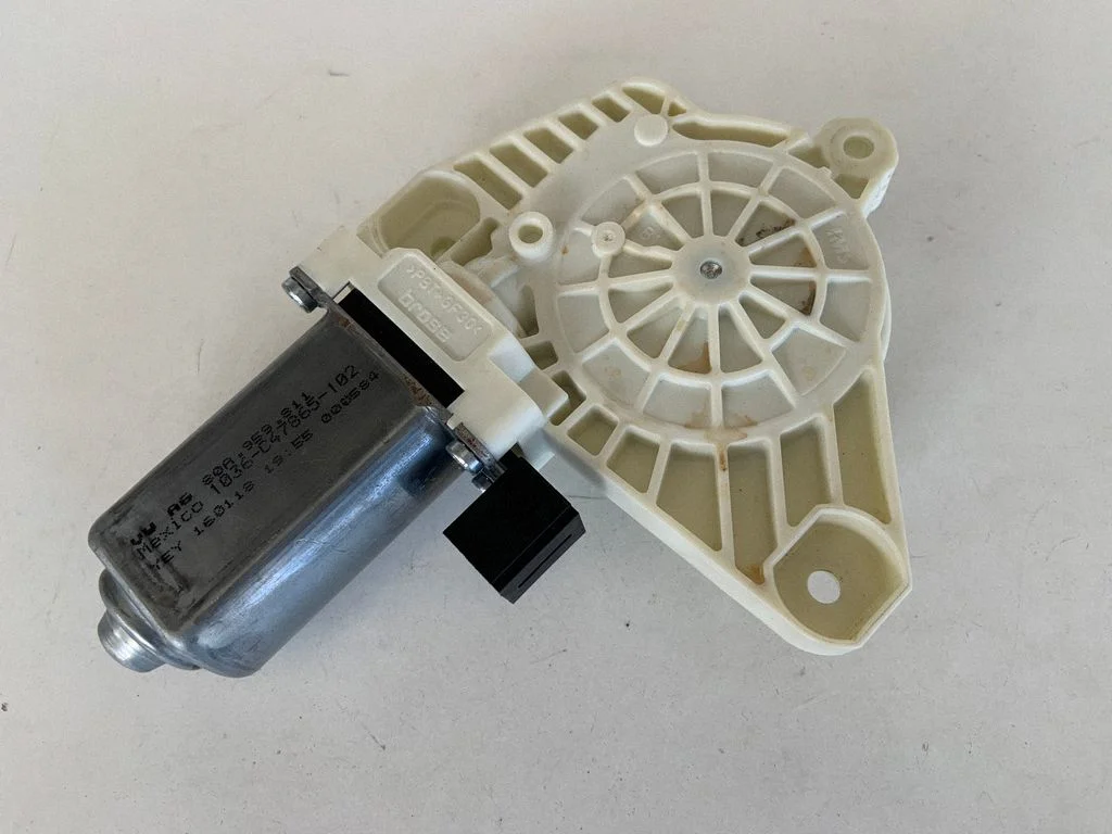 Aizmugurējā loga pacēlāja motoriņš 80A959811