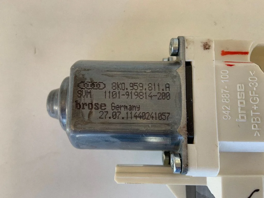 Aizmugurējā loga pacēlāja motoriņš 8K0959811A