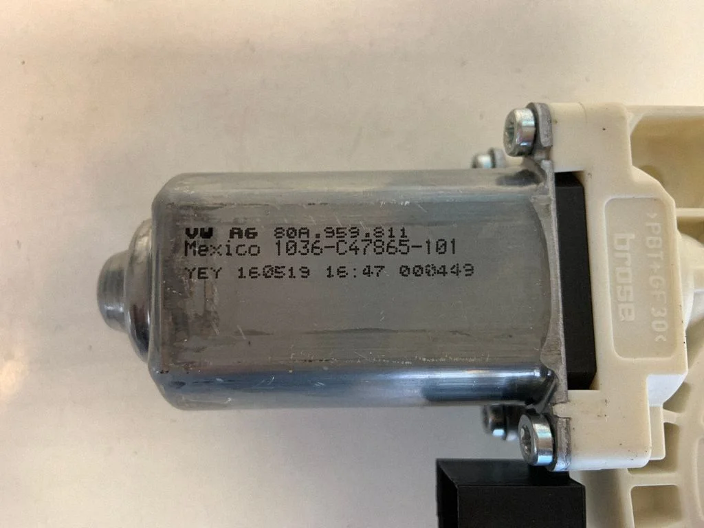 Aizmugurējā loga pacēlāja motoriņš 80A959811