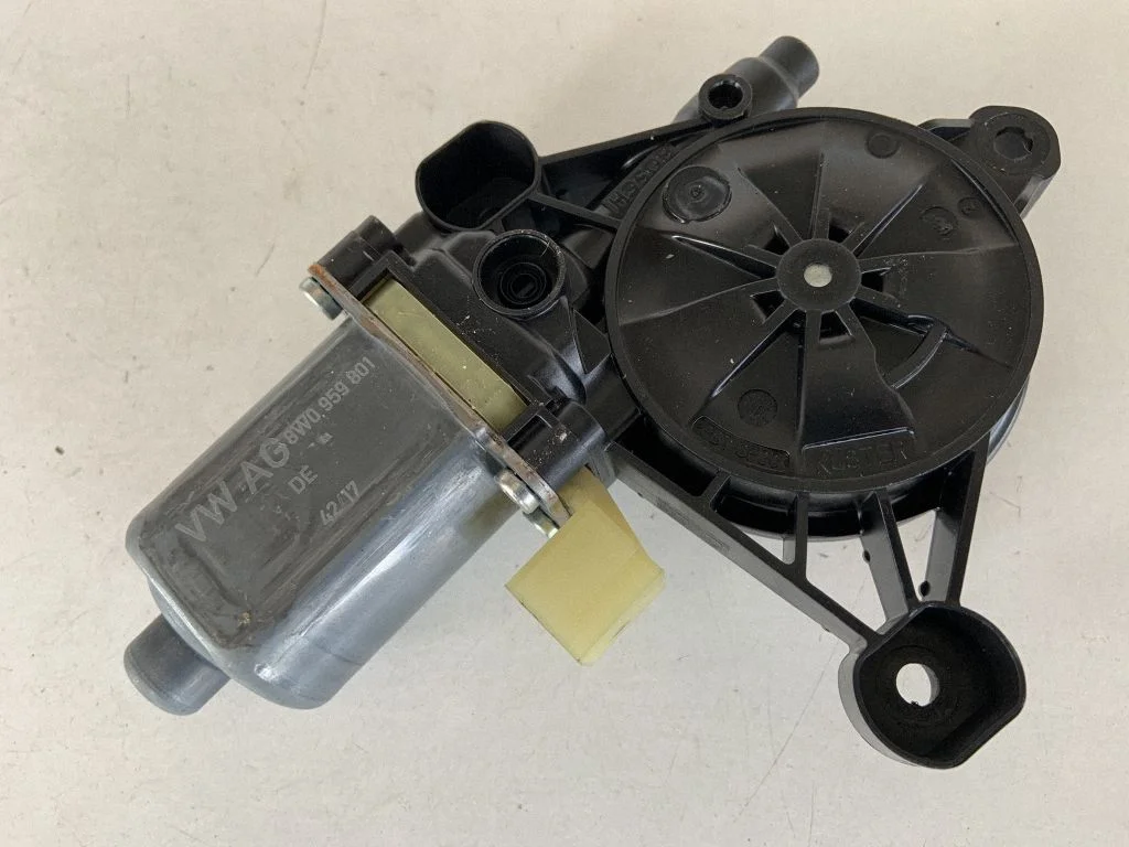 Aizmugurējā loga pacēlāja motoriņš 8W0959801