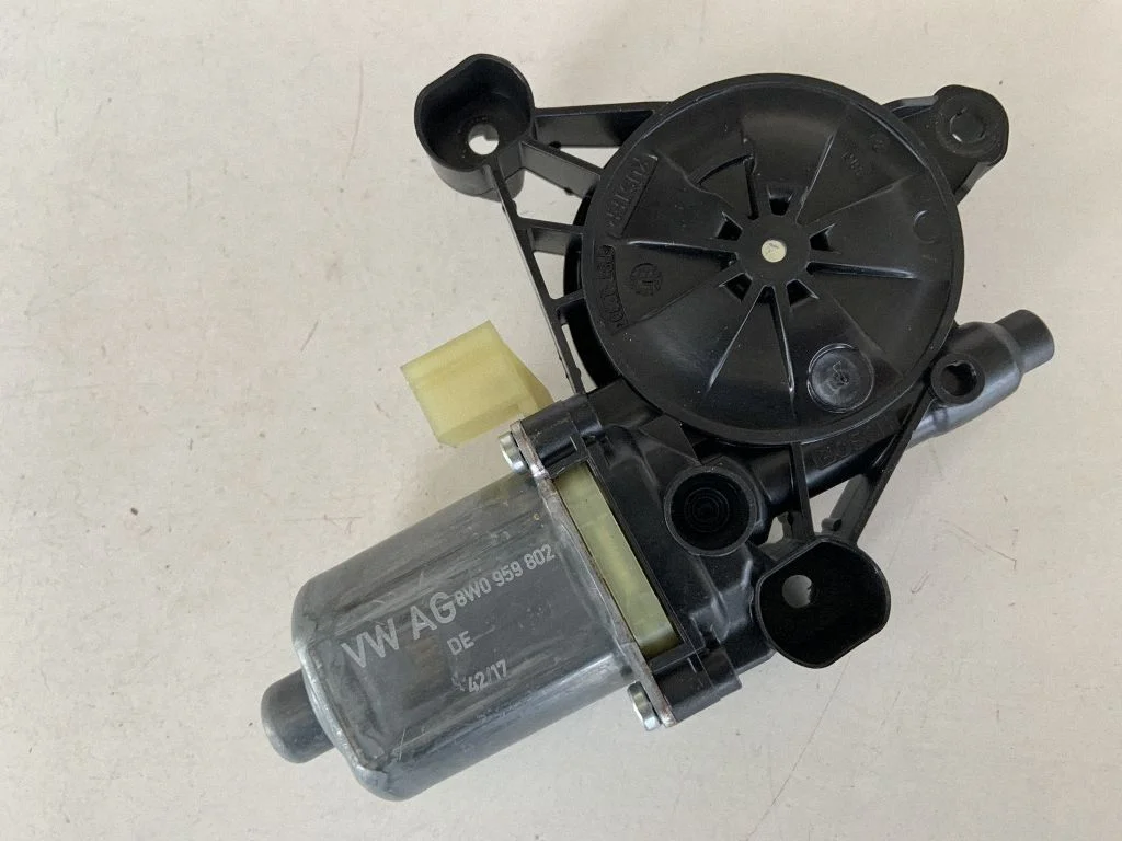 Aizmugurējā loga pacēlāja motoriņš 8W0959802
