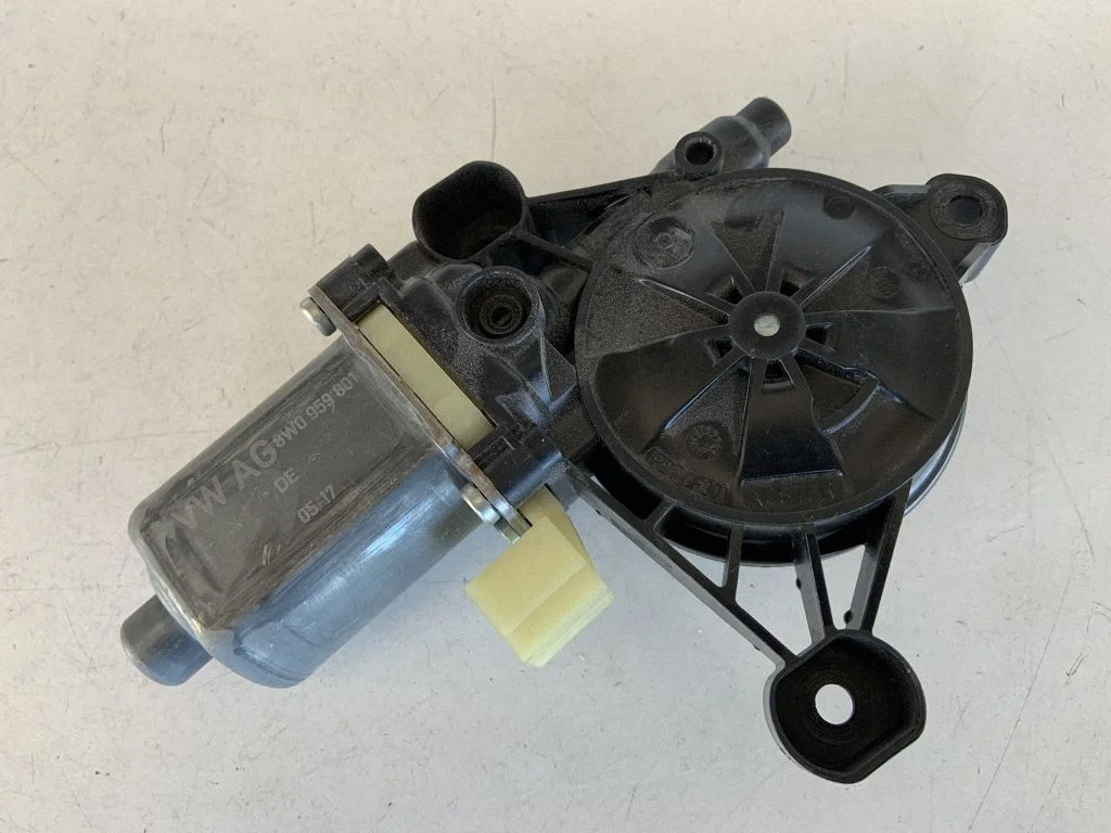Aizmugurējā loga pacēlāja motoriņš 8W0959801
