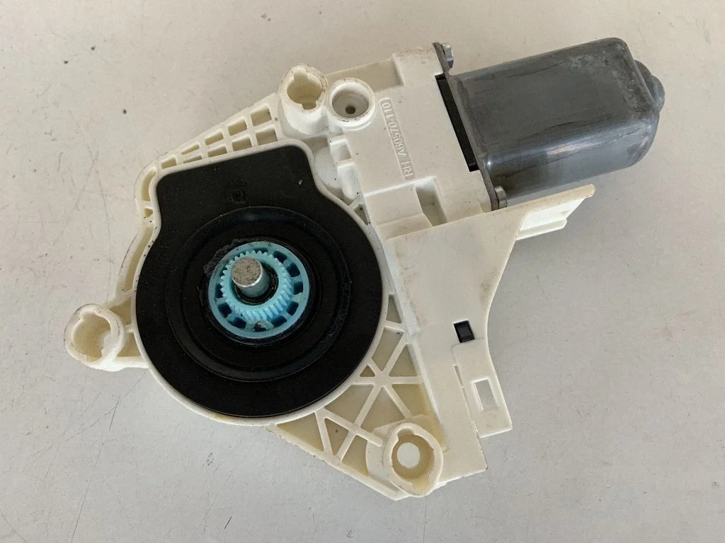 Aizmugurējā loga pacēlāja motoriņš 8K0959801B