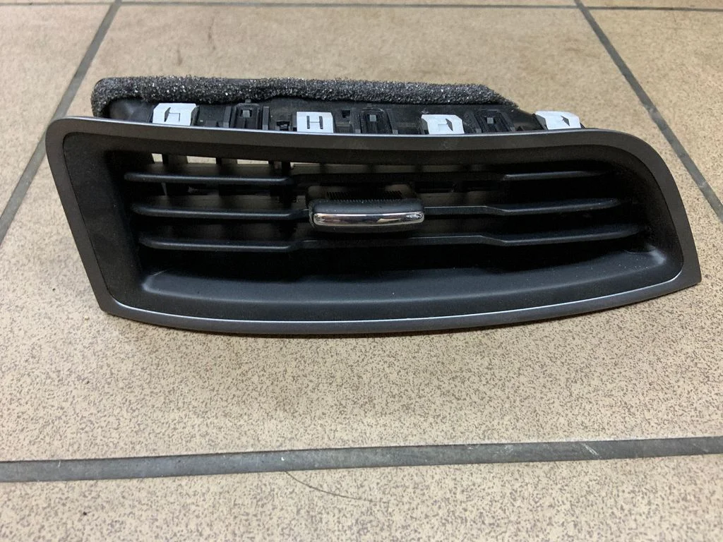 Dash center air vent grill EM2B19C681