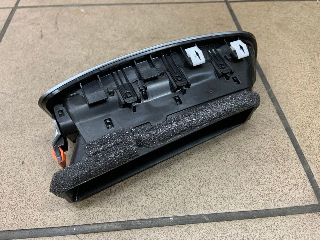 Dash center air vent grill EM2B19C682