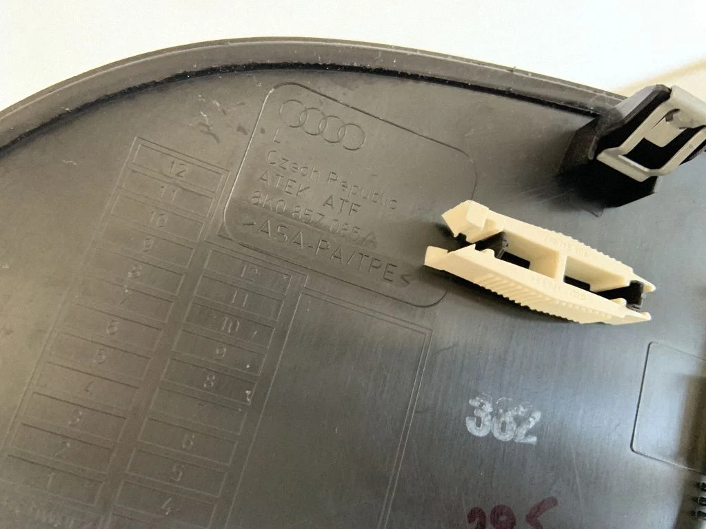 Dashboard side end trim 8K0857085A
