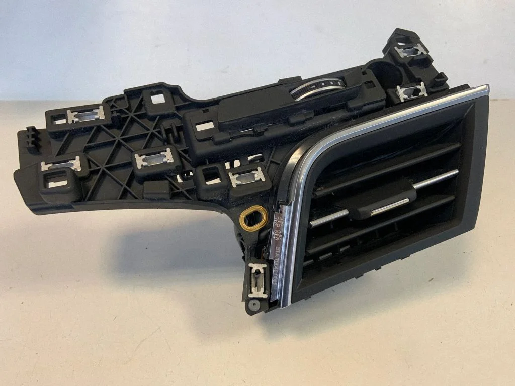 Armatuurlaua külje õhutusresti kate – Audi Q7 4M (2015-)